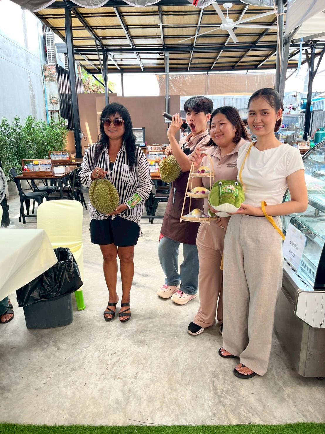 ลูกค้าสนุกสนานกับงาน