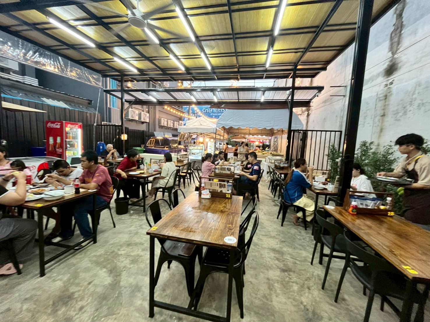 บรรยากาศงานคึกคัก